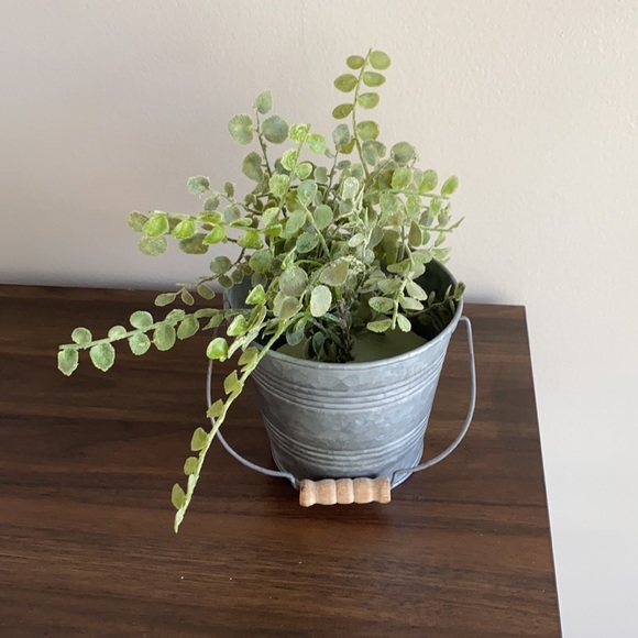 🌿Fake Plant in Metal Pale 🌿 - Picture 3 of 3